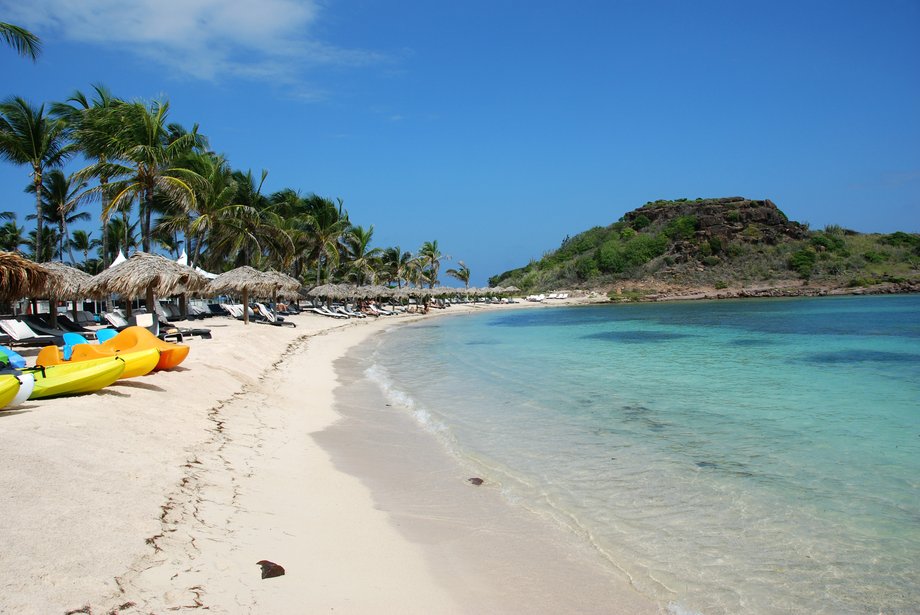 Saint-Barthélemy (St. Barts) to popularne miejsce, które chętnie odwiedzają gwiazdy Hollywood. Karaibska wyspa słynie z przepięknych plaży, takich jak Colombier Beach oraz Shell Beach, gdzie można podziwiać zachody słońca. 