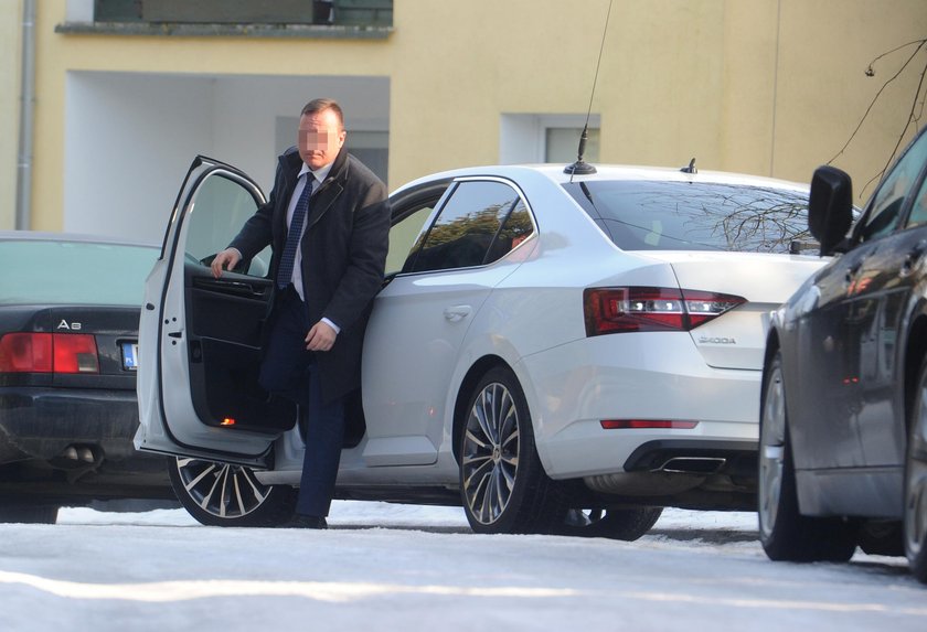 Fura, garsoniera i fajrant w południe. Tak żyje syn posła PiS!