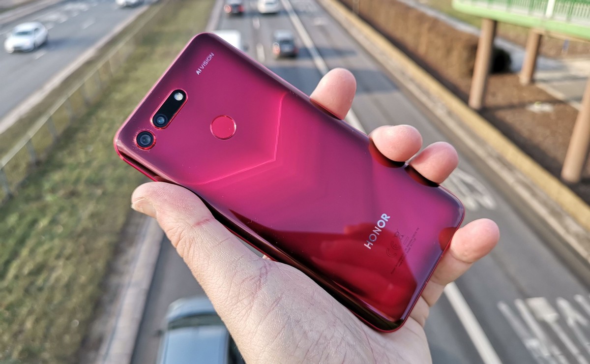 Honor pokazał pierwszy smartfon z... dziurą w ekranie [CENA, PIERWSZE WRAŻENIA]