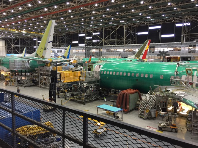 Model 737 jest produkowany od 1967 roku, w obecnej wersji od 1996 r. To najpopularniejszy samolot pasażerski na świecie. Posiada go lub używa kilkaset linii lotniczych. <br><br>
Na zdj. Produkcja Boeinga 737 NG w fabryce w Renton