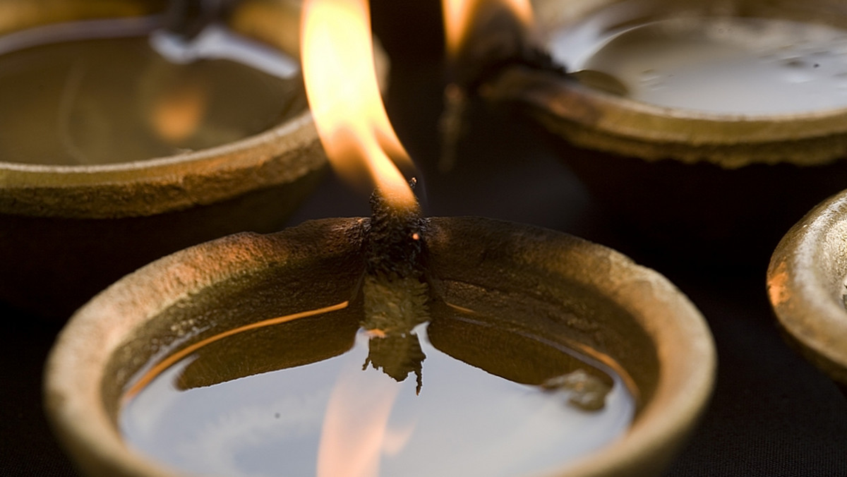 Miliony Hindusów na całym świecie rozpoczęły w piątek świętowanie Diwali - jednego z najważniejszych świąt hinduistycznych. Obchodzone z rozmachem, porównywalne z chrześcijańskim Bożym Narodzeniem, Diwali to święto świateł, symbolizujących zwycięstwo dobra nad złem.