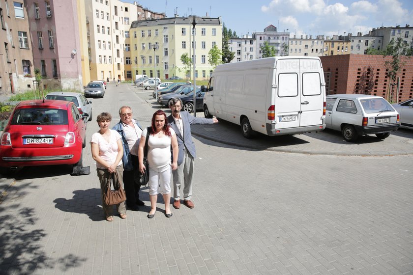 Samochody rozjeżdżają nam podwórka