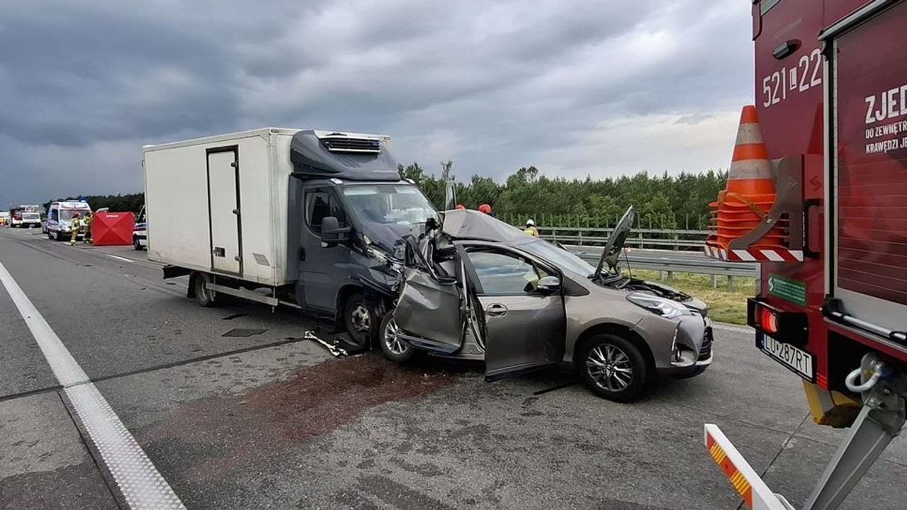Stał obok unieruchomionego auta. 92-latek zginął na S17