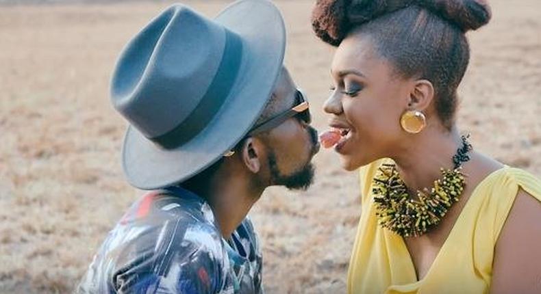 Bisa Kdei and Becca playing romance in Hwe music video