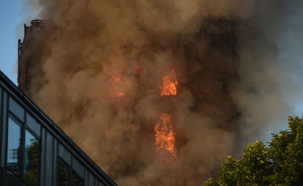 Londyn pożar apartamentowca. Jak podają agencje, akcja gaśnicza wciąż trwa.