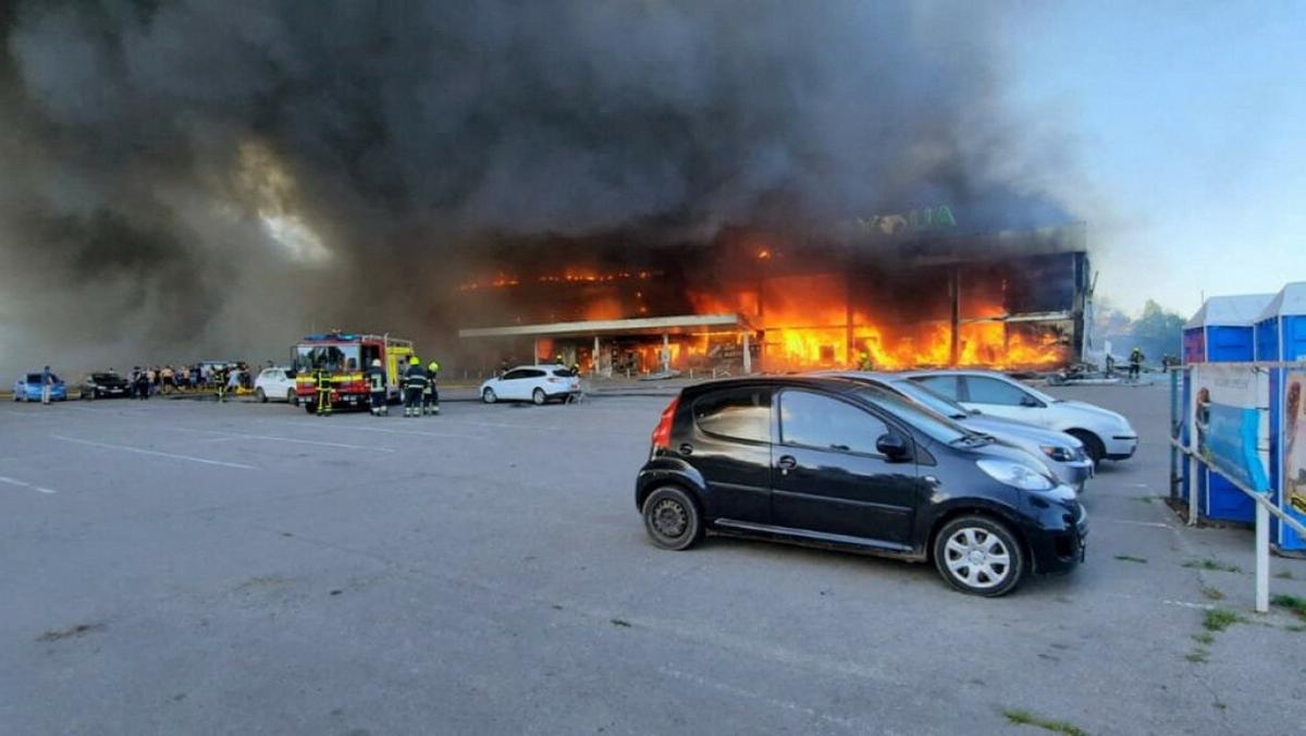 Rosyjskie rakiety uderzyły w zatłoczone centrum handlowe w Krzemieńczuku, mieście w środkowej Ukrainie nad brzegiem Dniepru.