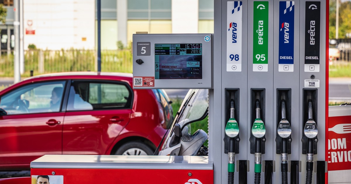 Orlen odpowiada, skąd ma tanie paliwo w Polsce, ale eksperta to nie przekonuje