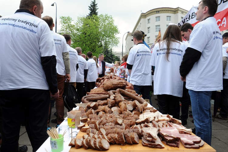 Protest producentów wędzonych wędlin przed Sejmem