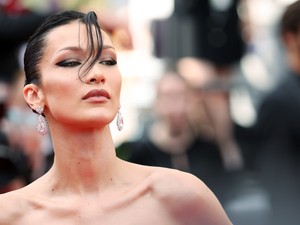 Bella Hadid félmeztelen testére nemes egyszerűséggel ráfújtak egy ruhát 
