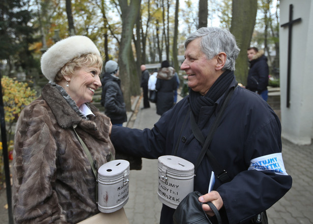 Andrzej Zaorski i Emilia Krakowska podczas kwesty na Starych Powązkach, PAP/Rafał Guz