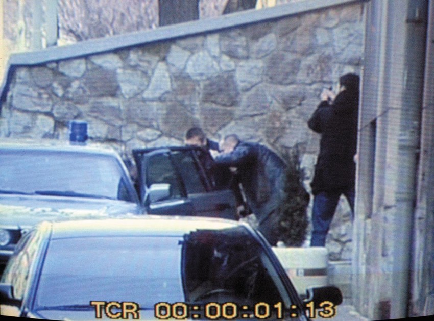 Đinđić je na štakama pogođen ispred ulaza u zgradu vlade