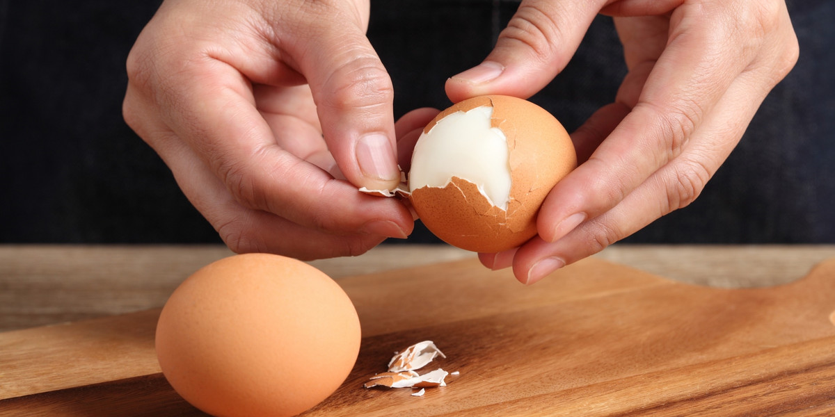 Chcesz perfekcyjnie obrać jajka? Podpowiadamy, jak to zrobić.