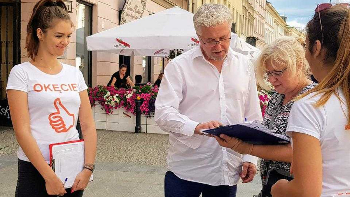 Ponad 1,2 tysiące podpisów w sześć godzin zebrali inicjatorzy referendum w sprawie przyszłości Lotniska Chopina w Warszawie. Rozpoczęła się właśnie akcja, która ma na celu uzyskanie odpowiedniego poparcia społecznego, by można było złożyć wniosek o jego przeprowadzenie. Pomysłodawcą jest Jacek Wojciechowicz, kandydat na prezydenta stolicy.