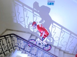 Niesamowity Polak! Zdobył rowerem najwyższy hotel świata