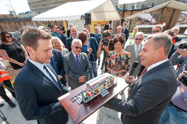 Uroczystość wmurowania kamienia węgielnego pod budowę dworca kolejowego Bydgoszcz Główna. <br>Na zdjęciu: Prezydent Miasta Bydgoszcz Rafał Bruski (P) i Dyrektor Zarządzający ds. Nieruchomości PKP S.A Jarosław Bator (L) trzymają makietę dworca. <br><br> fot. (mr) PAP/Tytus Żmijewski