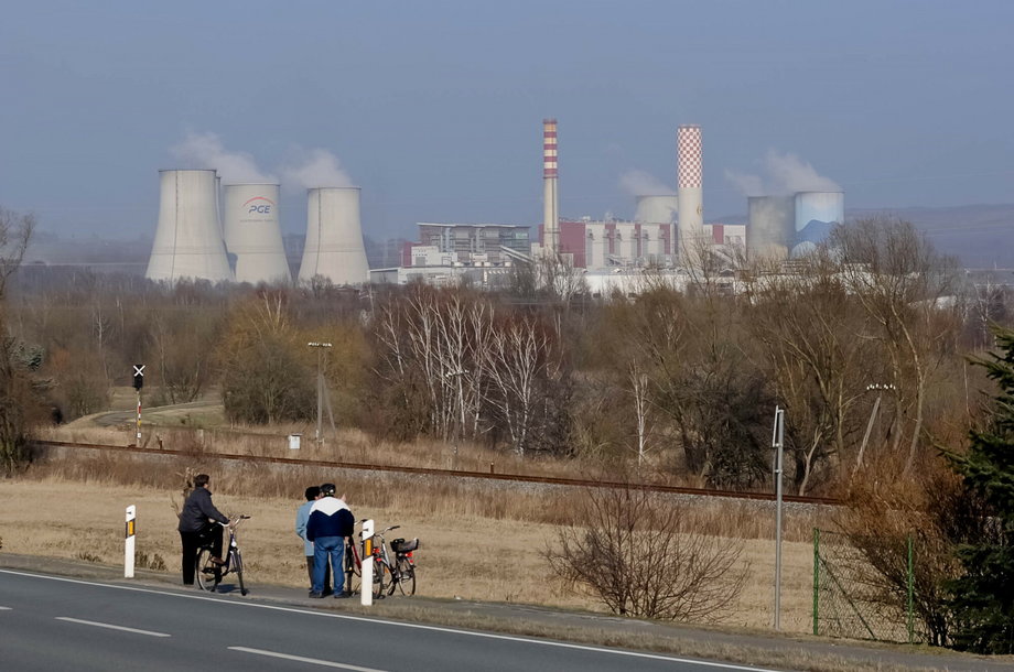 Elektrownia i kopalnia Turów należą do państwowej firmy energetycznej PGE.