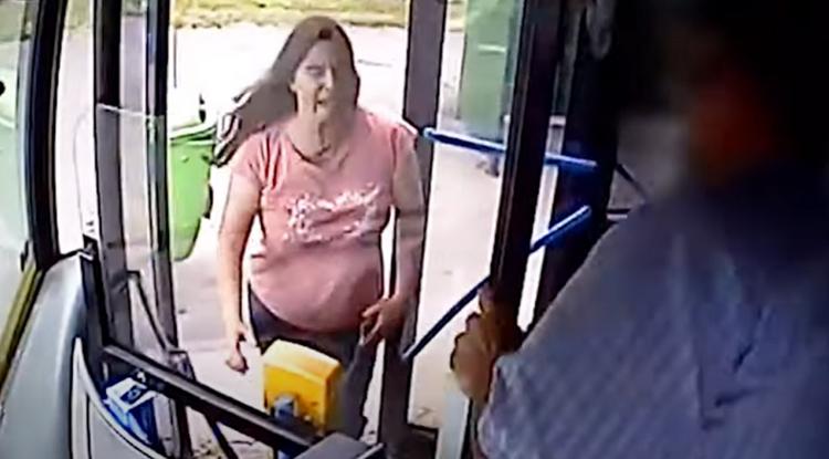 Jegy nélkül utazott, megütötte az ellenőrt, majd szétrúgta a 99-es busz ajtaját egy nő Budapesten - Videó