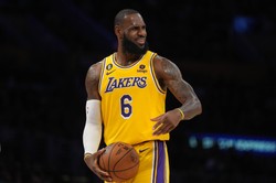 LeBron James wyprzedził Magica Johnsona. 10. z rzędu porażka Spurs [WIDEO]