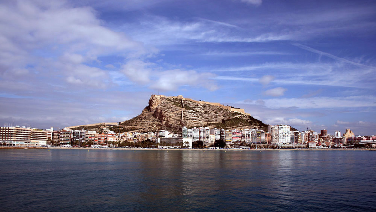 Raczej niewiele osób, spośród milionów przybywających co roku na lotnisko w Alicante, bierze bagaż na plecy i rusza w góry. To przecież wrota do Costa Blanca. Tuż obok jest Benidorm. A oprócz tego najbardziej znanego z tutejszych kurortów mnóstwo innych plaż i pól golfowych. Można to jednak zostawić za sobą i wybrać się w głąb lądu.