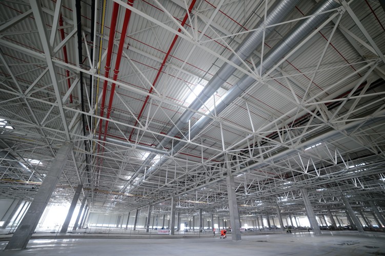 Obok VW Poznań w Poznaniu-Antoninku  fabryka będzie drugim ośrodkiem produkcyjnym marki Volkswagen Samochody Użytkowe w Polsce. Fabryka w Poznaniu funkcjonuje od ponad 20 lat, zaś od ponad dziesięciu lat produkowane są tutaj na rynki całego świata miejskie samochody dostawcze Volkswagen Caddy oraz Volkswagen Transporter.<br><br>fot. (zuz) PAP/Jakub Kaczmarczyk