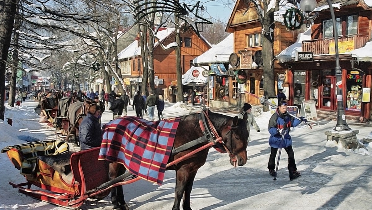 Rozpoczął się sylwestrowy najazd turystów na Podhale. Sznur samochodów tworzy się przy wjeździe do Zakopanego, na Krupówkach panuje wyjątkowy tłok, a znalezienie miejsca noclegowego jest niemal niemożliwe.