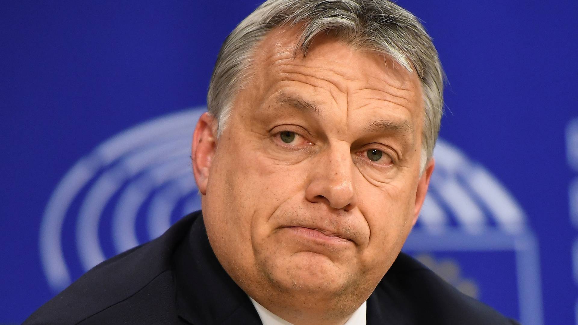 Orbán Viktor drámai képsorokkal, drótkerítéssel és uborkákkal búcsúzik 2020-tól