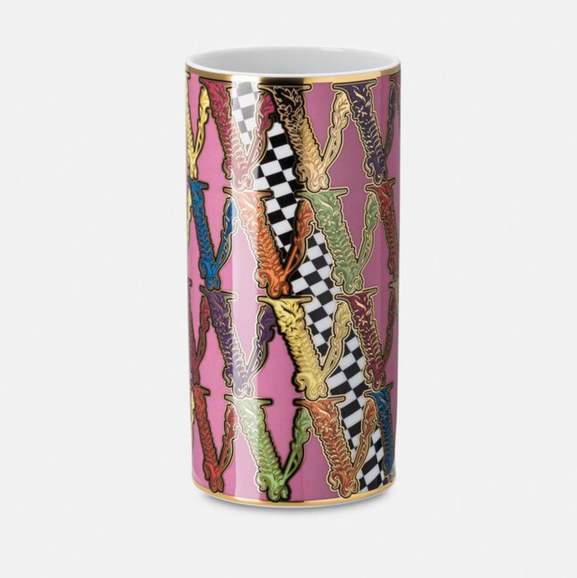 Vase gesucht? Die farbenfrohe Porzellanvase von Versace Home für 566 Franken heitert deinen Wohnbereich sicherlich auf!