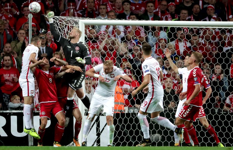 Bramkarz piłkarskiej reprezentacji Danii Kasper Schmeichel (4L)