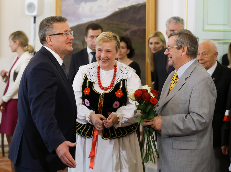 Prezydent podkreślił, że jest to dla niego niezwykła uroczystość, bo wręcza polskie obywatelstwo osobie, która jest zasłużona dla Polski. Norman Davies jest tym dobrym sygnałem płynącym do środka Polski i na zewnątrz jednocześnie - dodał Bronisław Komorowski. Jego zdaniem, wniosek o przyznanie polskiego obywatelstwa profesorowi, to "oznaka atrakcyjności kulturowej Polski, blasku asymilacyjnego dawnej Rzeczpospolitej". Brytyjski pisarz i historyk powiedział, że jest zaskoczony uroczystością z udziałem prezydenta. Myślałem, że któregoś dnia dostanę paszport pocztą - zażartował Davies.