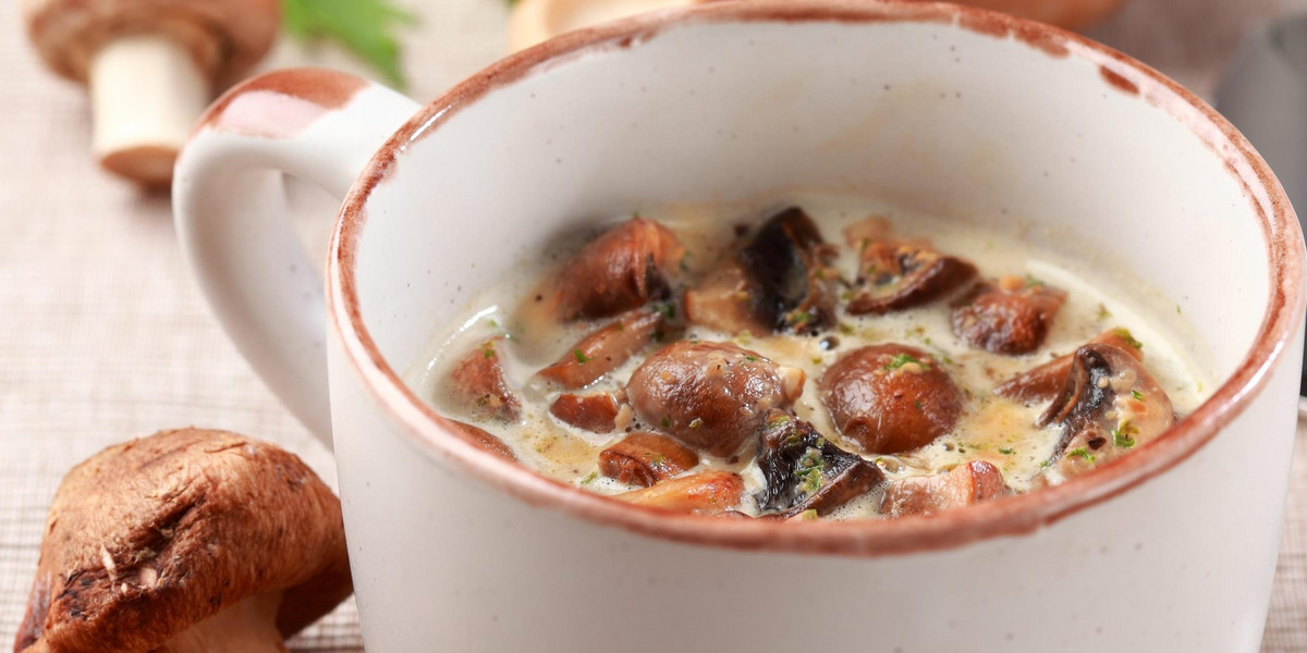 Zupa grzybowa będzie miała obłędny aromat, gdy wcześniej odparujemy na patelni grzyby.