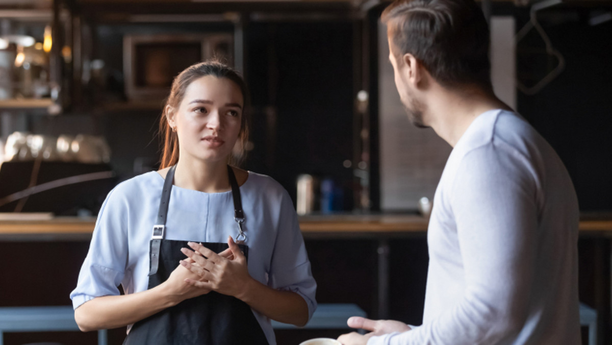 Jak wygląda praca kelnerki? I co z napiwkami? Nie przebierają w słowach