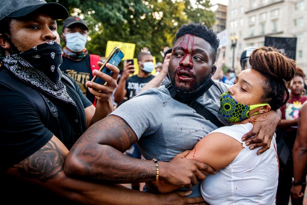 Demonstranci przy Lafayette Park przed Białym Domem, Waszyngton, 2 czerwca 2020 r. 