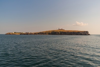 Duże okręty desantowe i systemy obrony przeciwlotniczej. Rosja umacnia się na Wyspie Węży