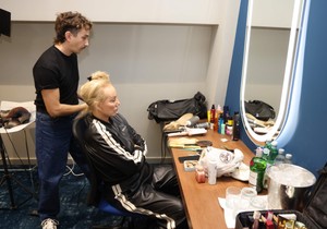 Lepa Brena u šminkernici