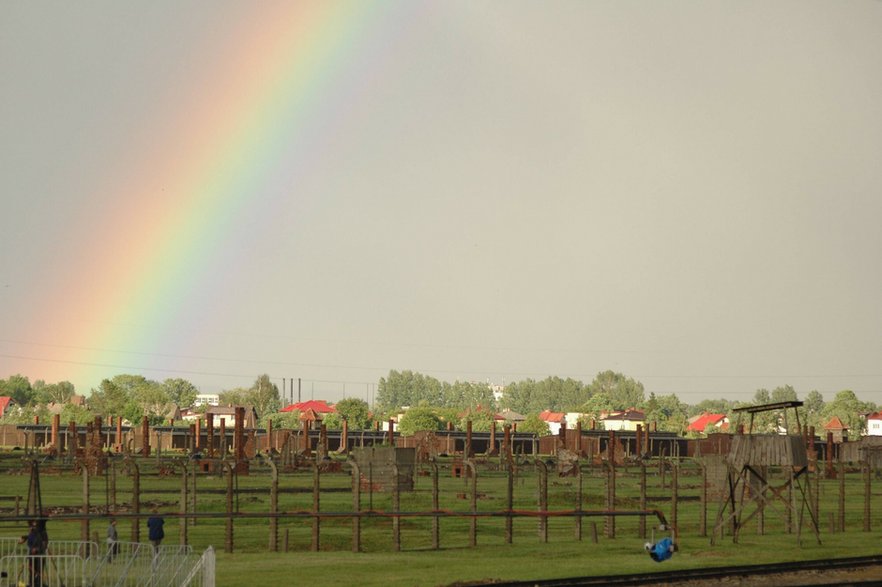 Tęcza, która ukazała się na niebie podczas wizyty papieża Benedykta XVI w Auschwitz -  28.05.2006 r.