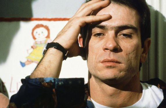 Tommy Lee Jones jako Gary Mark Gilmore w "Pieśni kata" (1981)