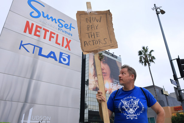 Scenarzysta Travis Adam Wright protestujący pod siedzibą Netflixa z hasłem "Teraz zapłaćcie aktorom"