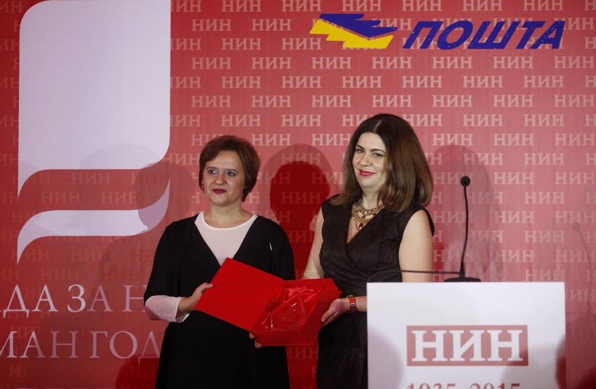 Jelena Milošević uručuje nagradu "Ličnost godine" Marijani Milosavljević