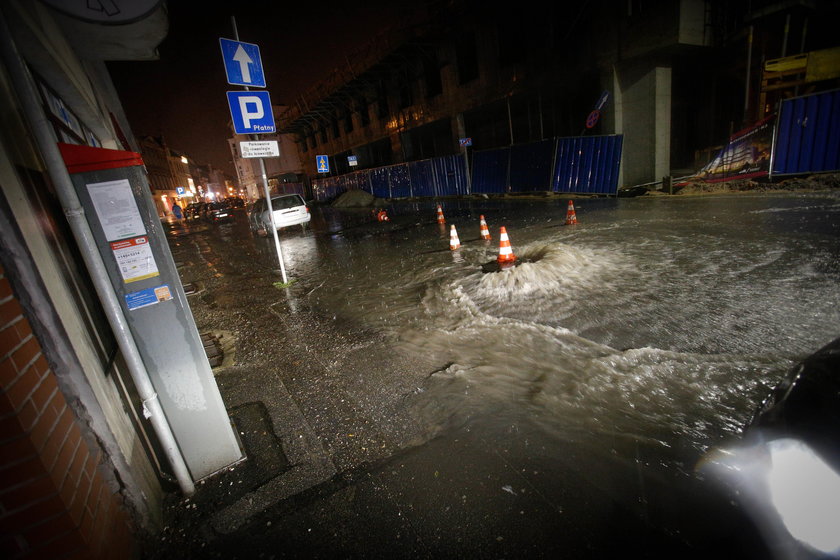 Katastrofalne skutki nawałnic: pozrywane dachy, latające płyty, tysiące domostw bez prądu