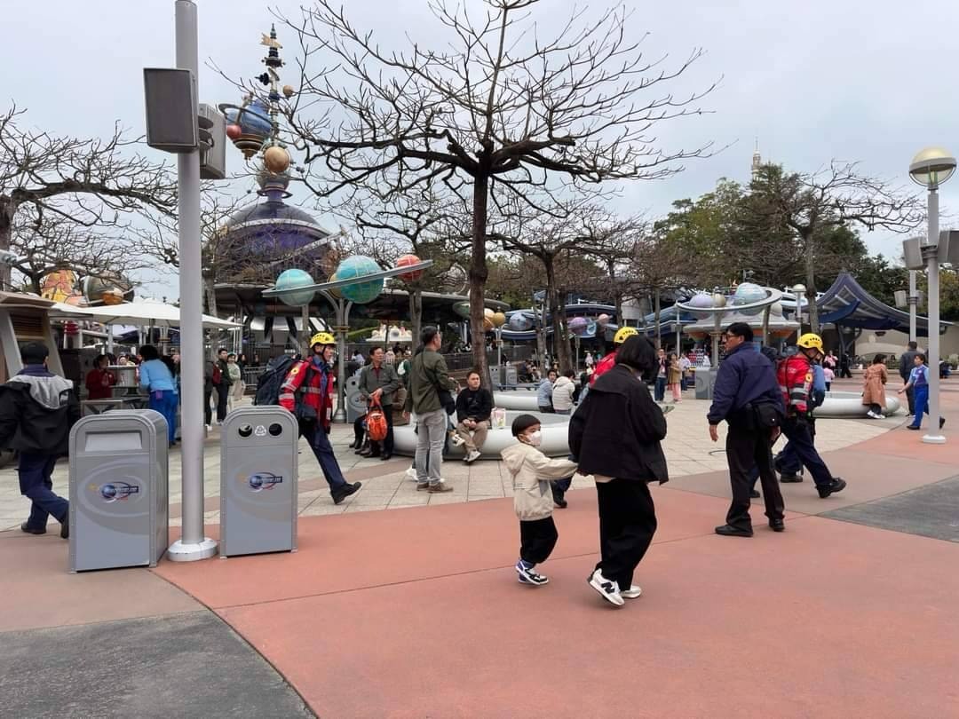 V Disneylande v Hong Kongu sa na horskej dráhe zaseklo 12 ľudí.