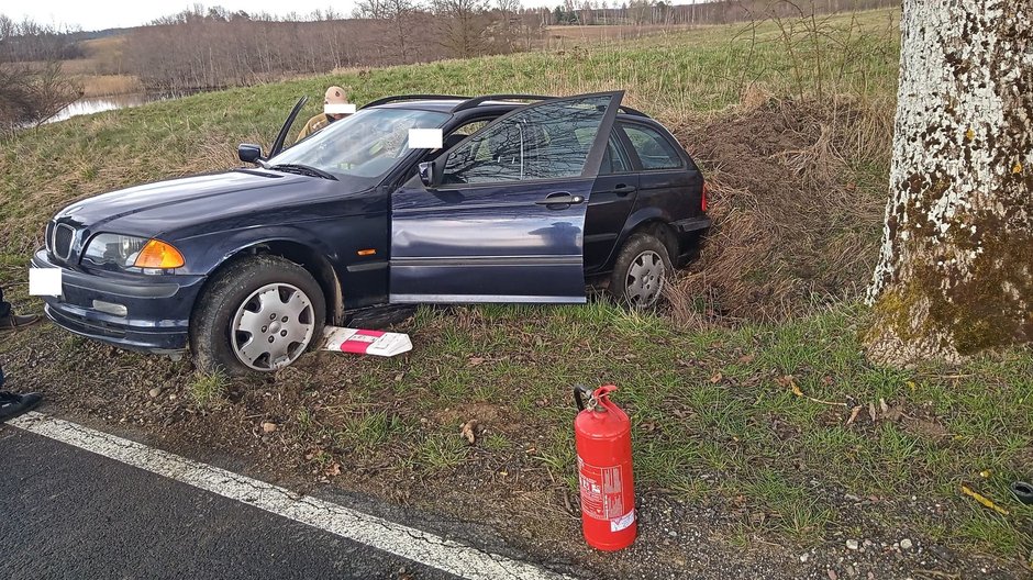 W pobliżu Czaplinka  droga pokryta substancją ropopochodną