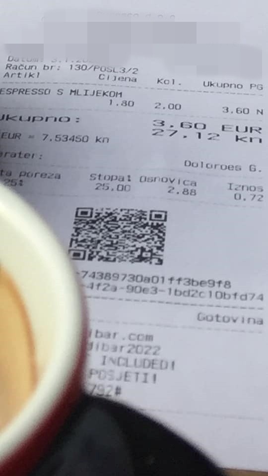 Obyvateľ Splitu odfotil ceny za dve kávy s mliekom.