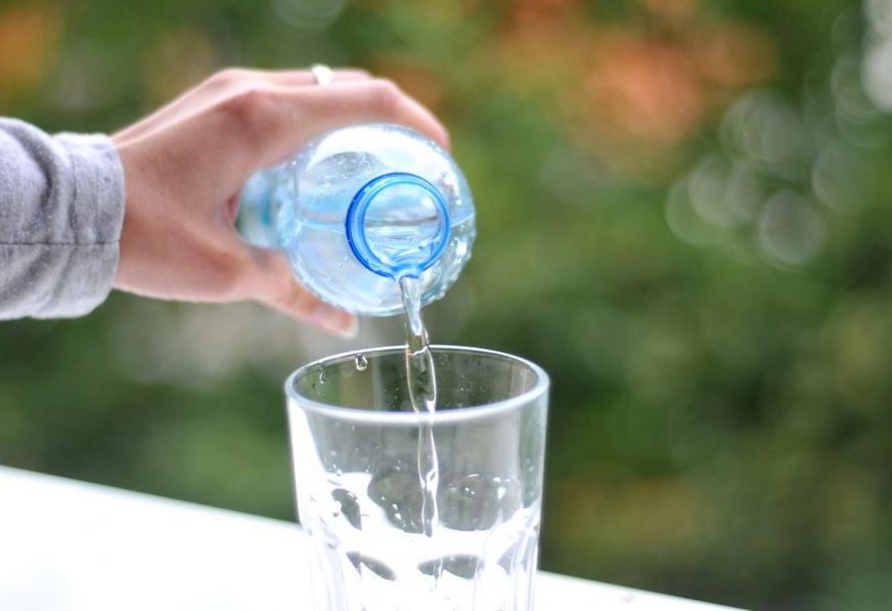 U svetu se sve više pije flaširana voda: Razlog je poražavajuć