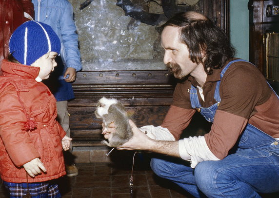 Bohdan Smoleń w sklepie zoologicznym, który prowadził wspólnie z żoną (Poznań, lata 80.)