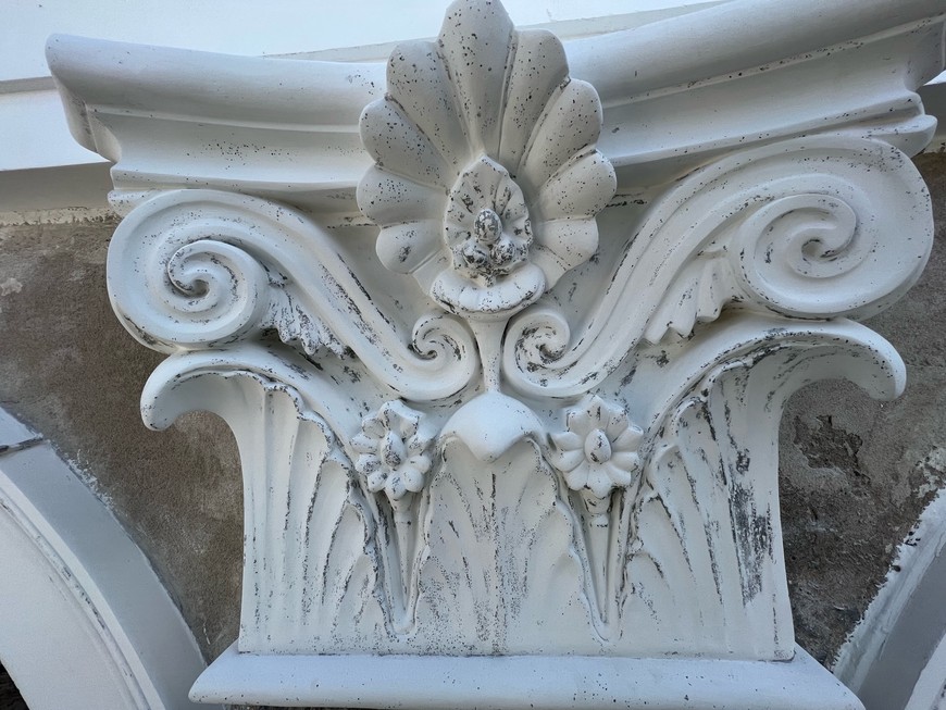 Elementy sztukaterii po wielotygodniowych pracach odzyskują blask