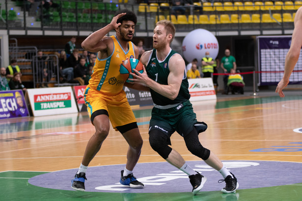 Koszykarz BC Astany Antonio Campbell (L) i zawodnik Enea Zastalu BC Zielona Góra Jarosław Zyskowski (P) podczas meczu ligi VTB