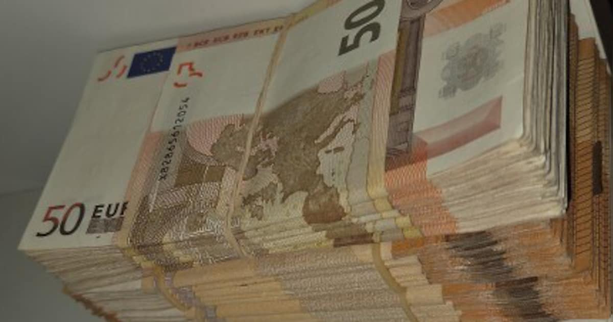 Politie vindt 340.000 euro cash, drugs en wapens in een slaapkamer in Zutphen