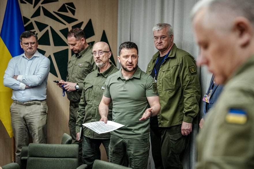 Od lewej: minister spraw zagranicznych Ukrainy Dmytro Kułeba, były minister obrony Ukrainy Ołeksij Reznikow oraz prezydent Ukrainy Wołodymyr Zełenski