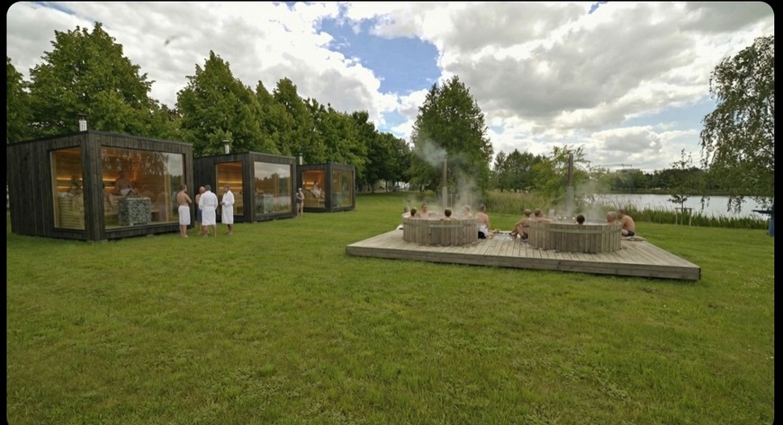 Głównym punktem zaproszenia jest stworzenie profesjonalnej strefy saun z bezpośrednim dostępem do wody i natury. 