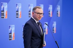 "Troszkę bulwersujące". Duda chce rozmowy z Sikorskim w sprawie ambasadorów